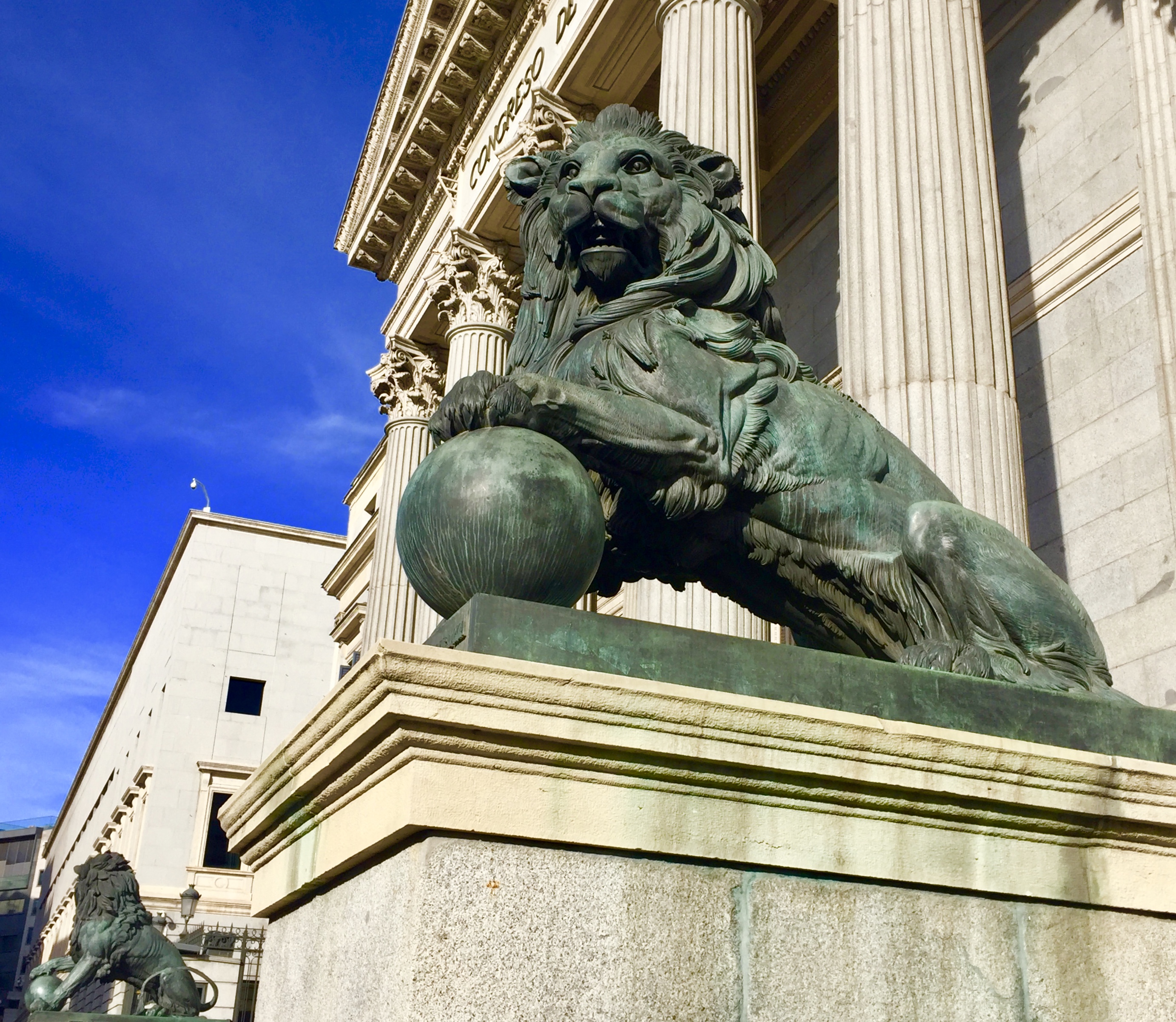 Agustín Neira - Esculturas de animales 2.	«Los leones» en la plaza de las Cortes